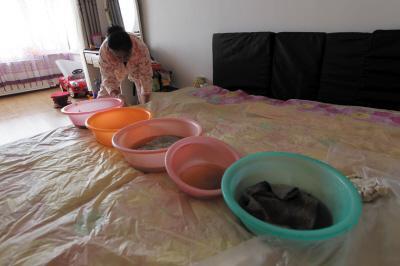 平定楼上漏水，住户失联，小区没物管，业主维权难！律师来支招……